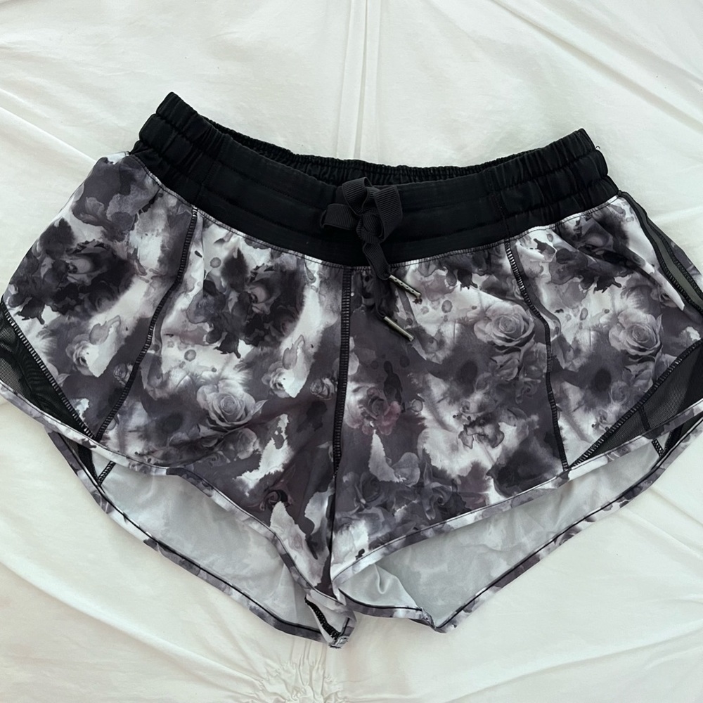 Lululemon Hotty Hot Shorts 2.5”, Sz 2 Black Floral